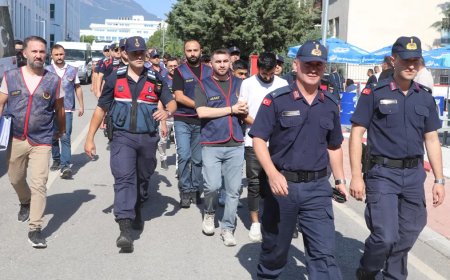 Yaşlı kadının 4 milyonluk altınını aldılar. Dolandırıcılar "Günlük dolgun ücretli iş" ilanıyla buldukları kuryeyi kullanmış